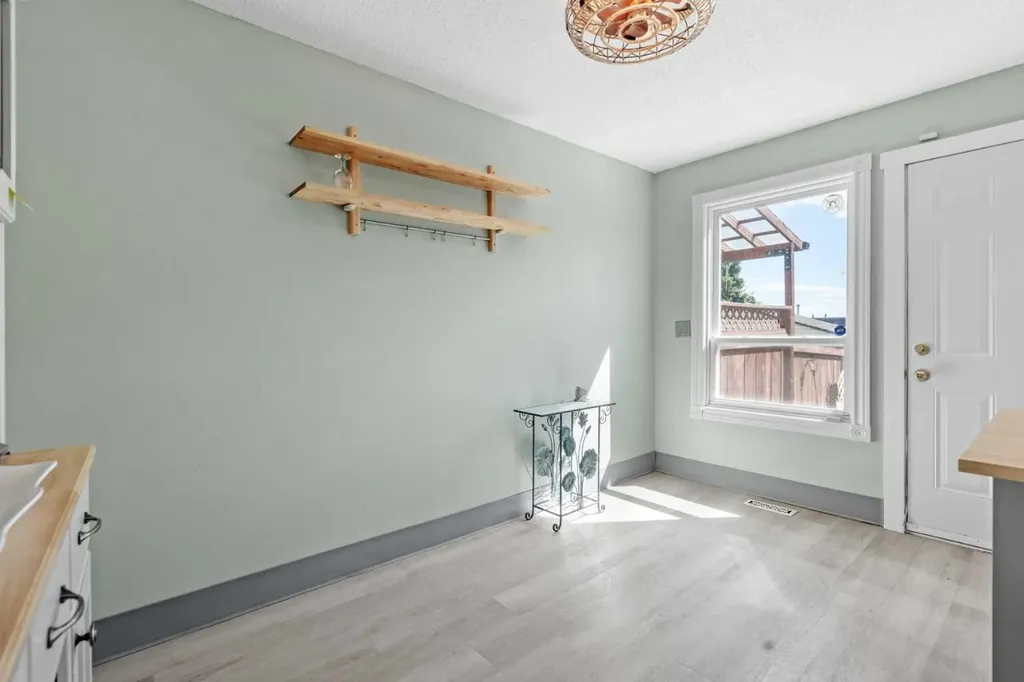 6646 Huntsbay Road NW Calgary AB T2K 4R3