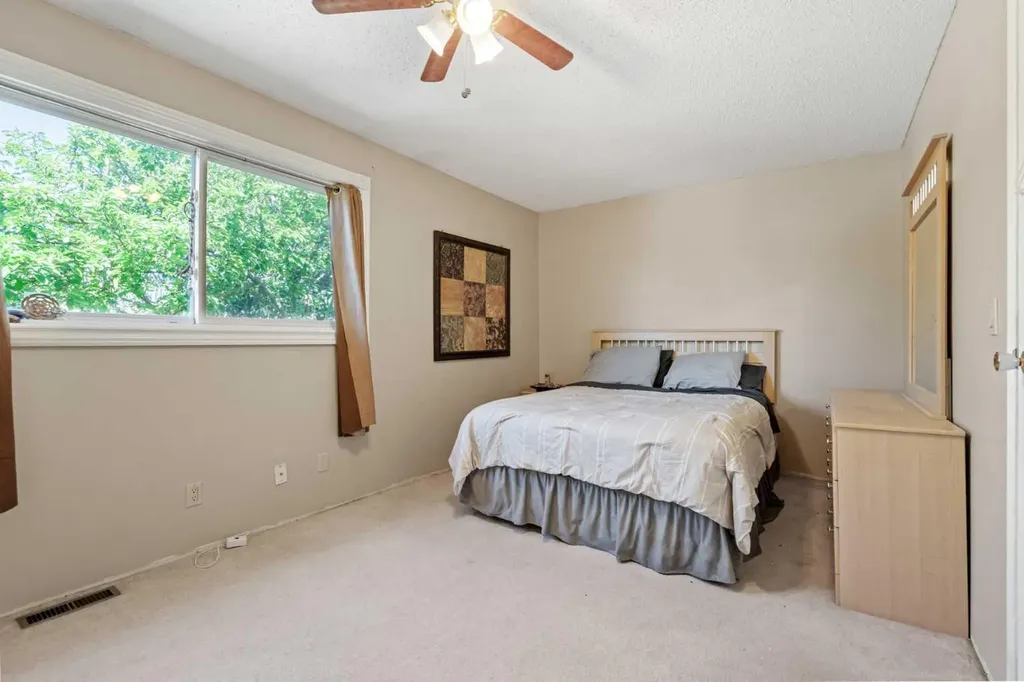 6646 Huntsbay Road NW Calgary AB T2K 4R3