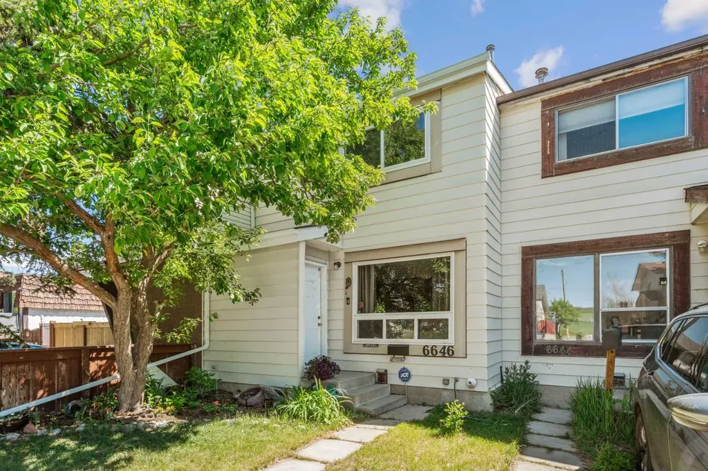6646 Huntsbay Road NW Calgary AB T2K 4R3