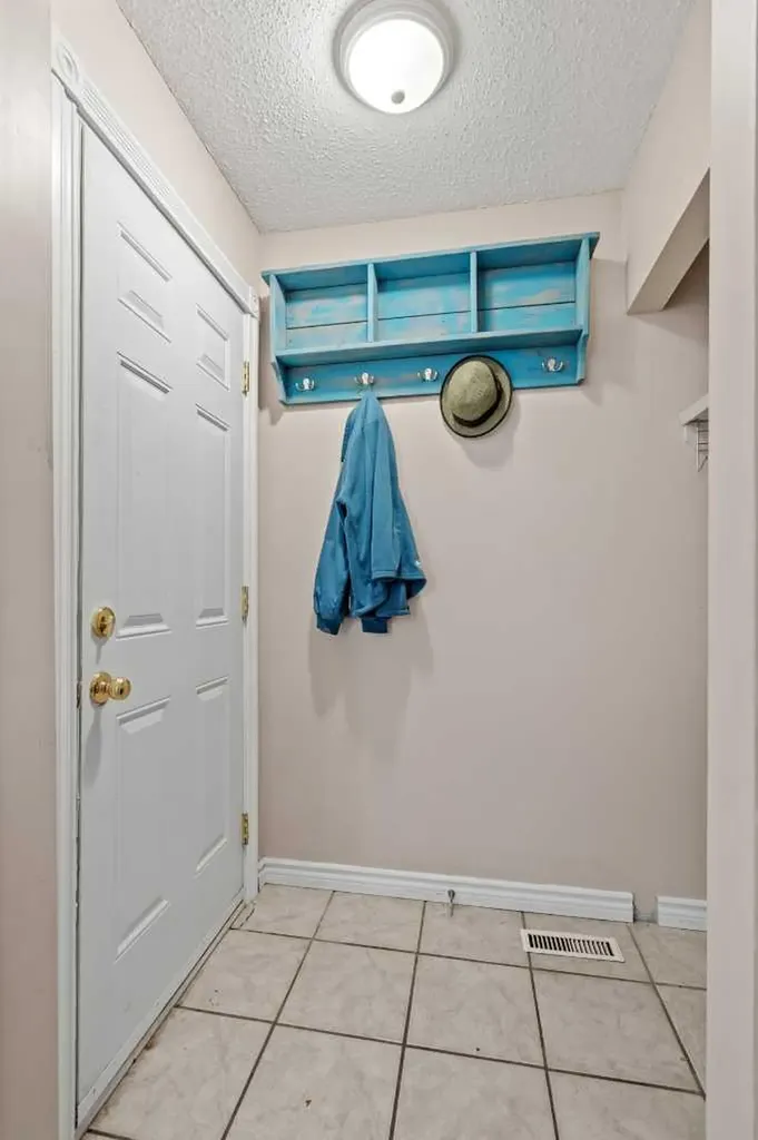 6646 Huntsbay Road NW Calgary AB T2K 4R3