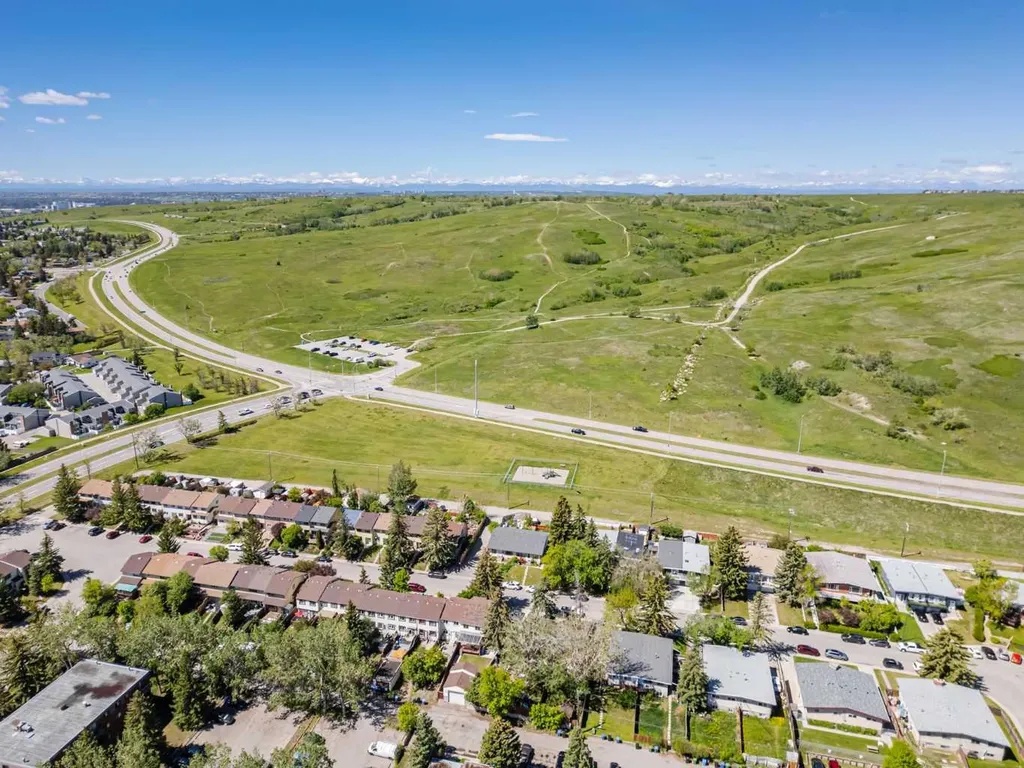 6646 Huntsbay Road NW Calgary AB T2K 4R3