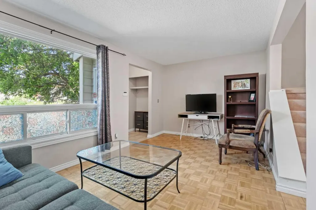 6646 Huntsbay Road NW Calgary AB T2K 4R3