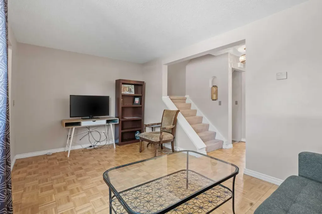 6646 Huntsbay Road NW Calgary AB T2K 4R3
