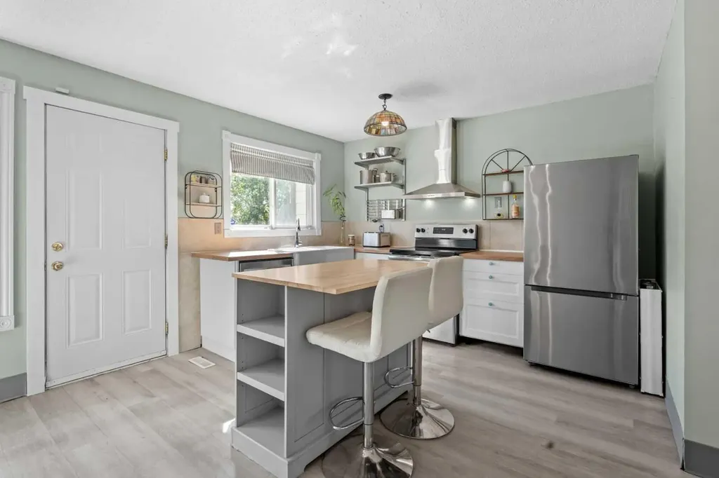 6646 Huntsbay Road NW Calgary AB T2K 4R3
