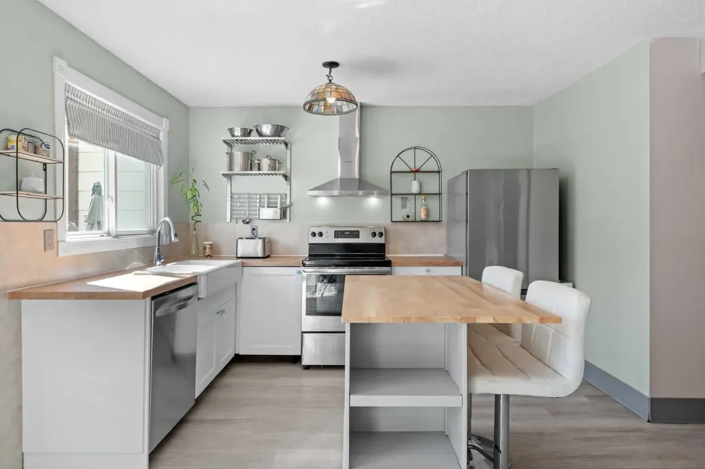 6646 Huntsbay Road NW Calgary AB T2K 4R3