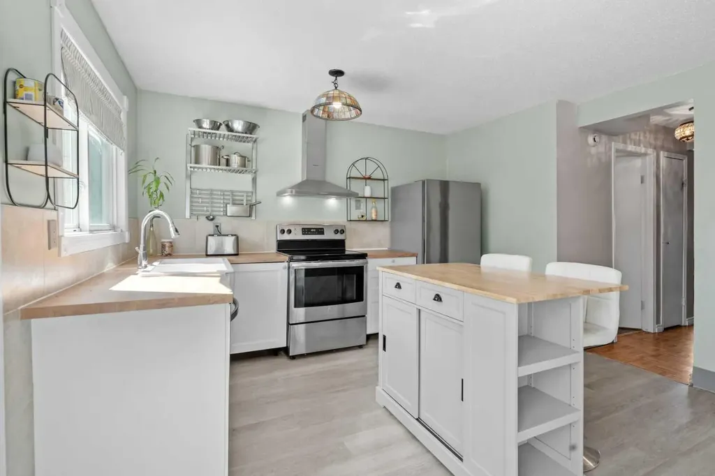 6646 Huntsbay Road NW Calgary AB T2K 4R3