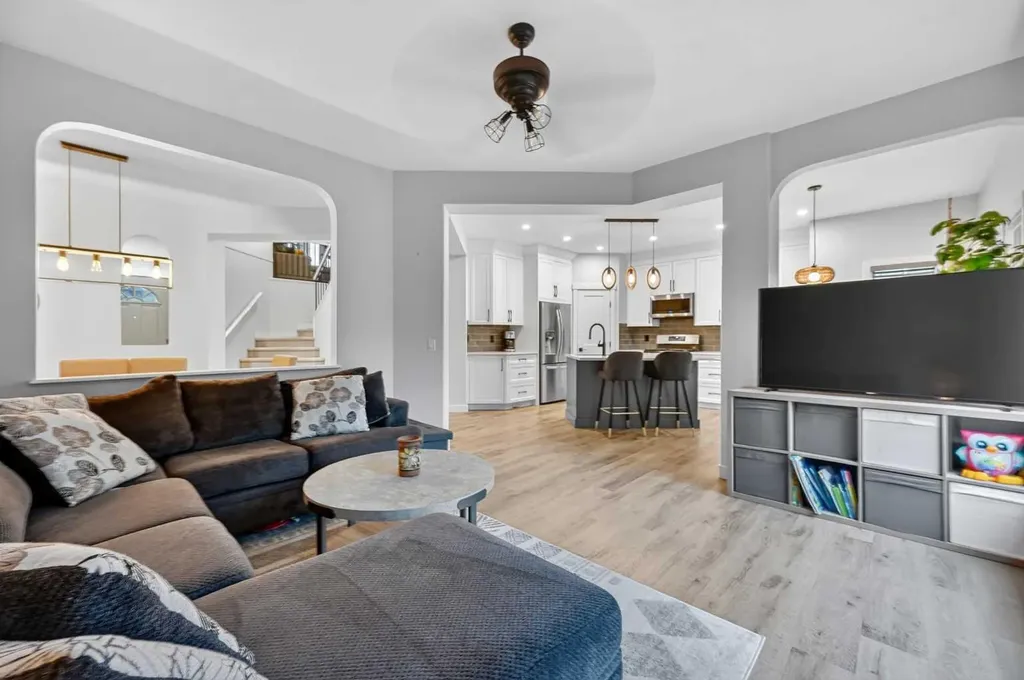 30 Douglasdale Point SE Calgary AB T2Z 3B5