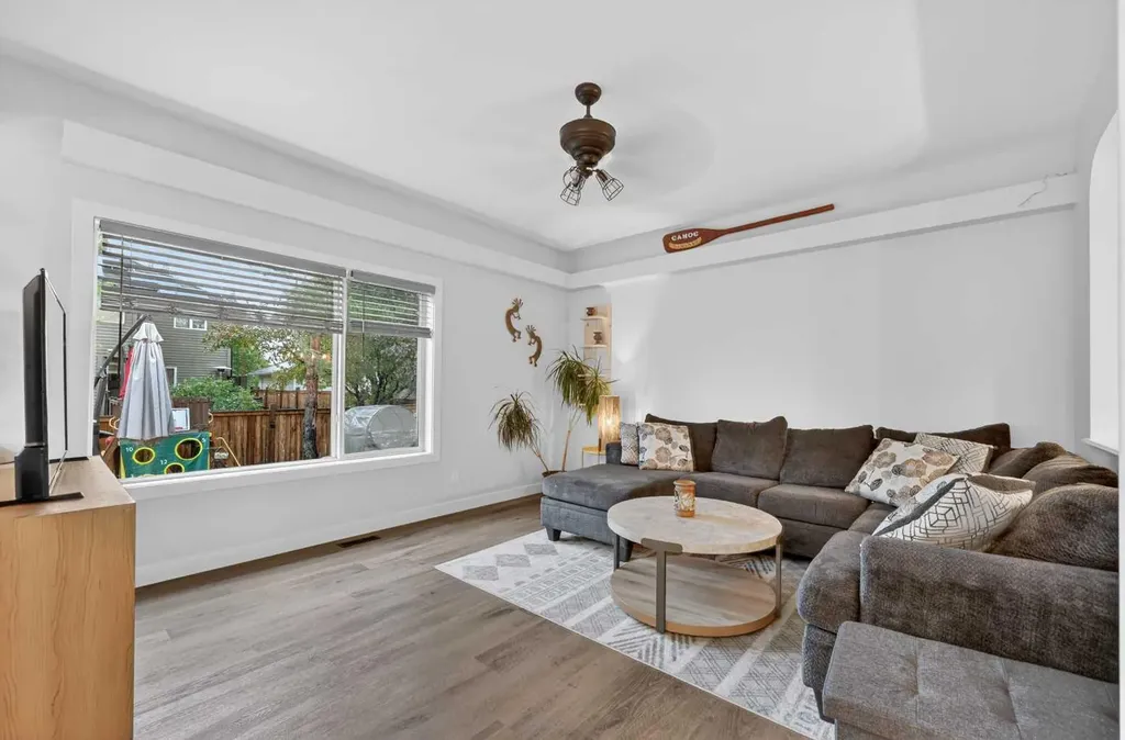 30 Douglasdale Point SE Calgary AB T2Z 3A1