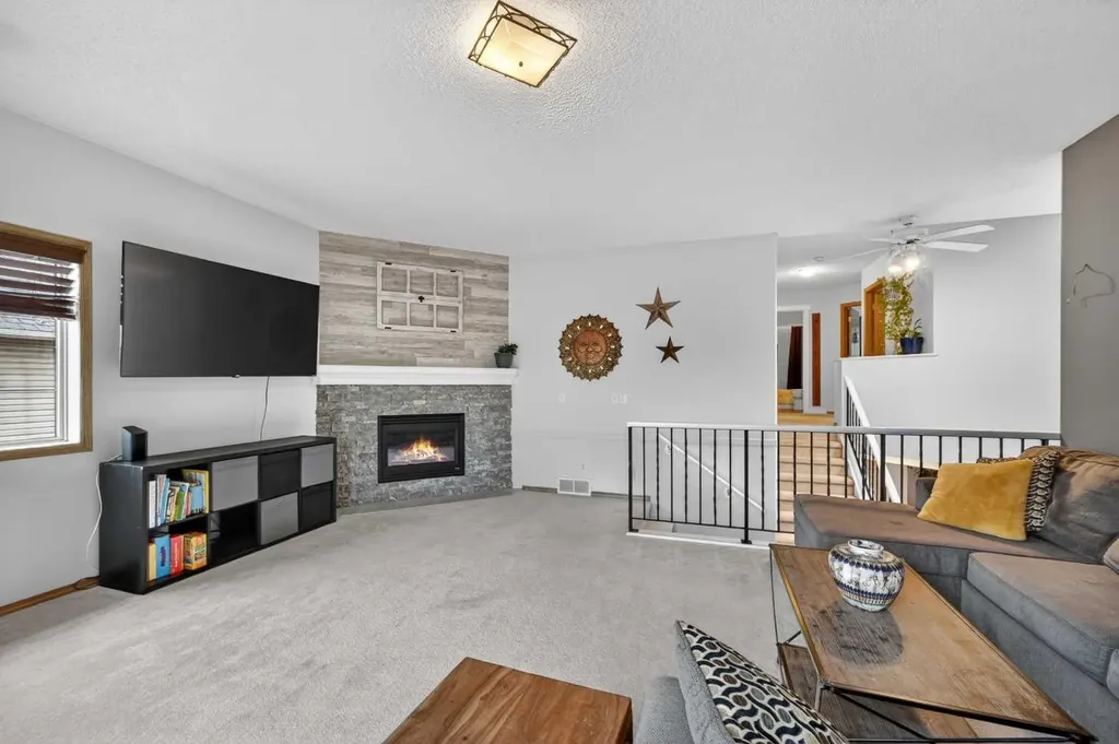 30 Douglasdale Point SE Calgary AB T2Z 3A1