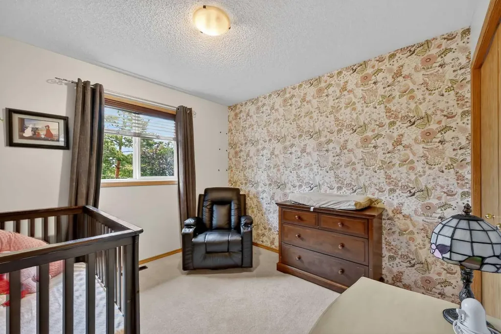 30 Douglasdale Point SE Calgary AB T2Z 3B5