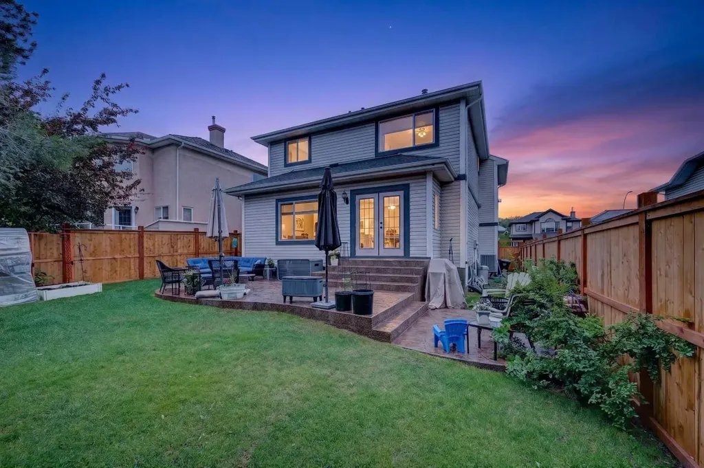 30 Douglasdale Point SE Calgary AB T2Z 3B5