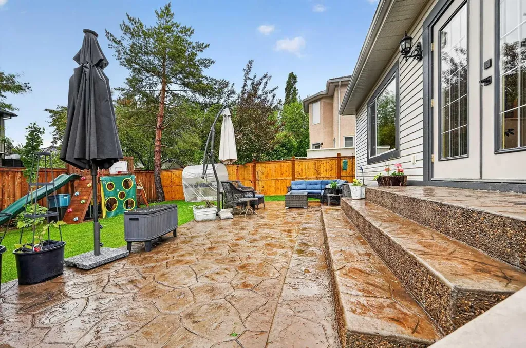30 Douglasdale Point SE Calgary AB T2Z 3B5