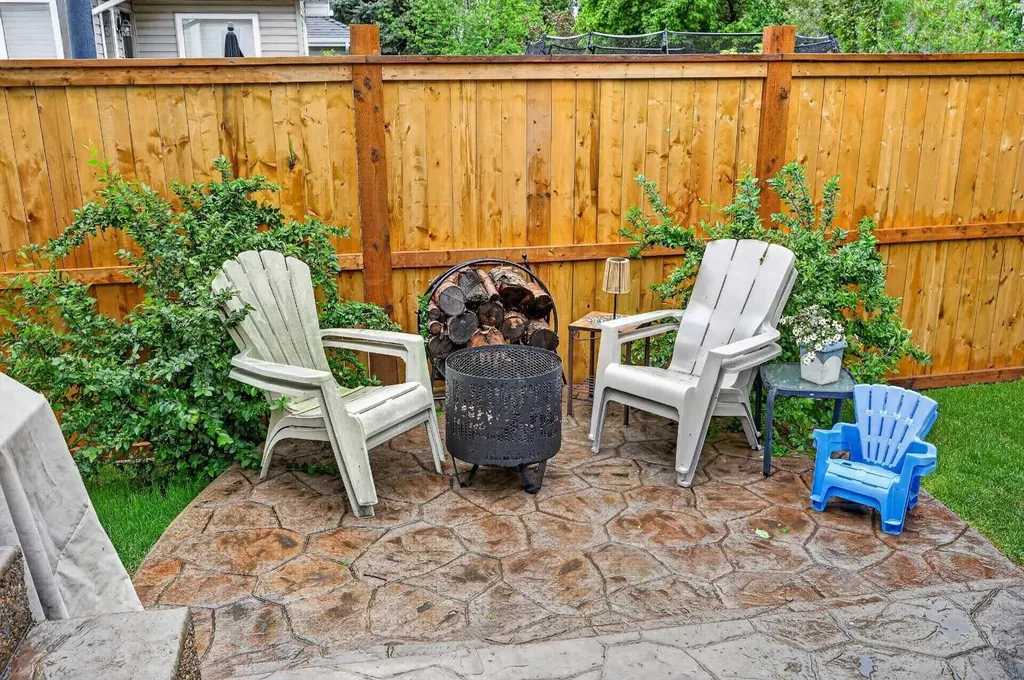 30 Douglasdale Point SE Calgary AB T2Z 3B5