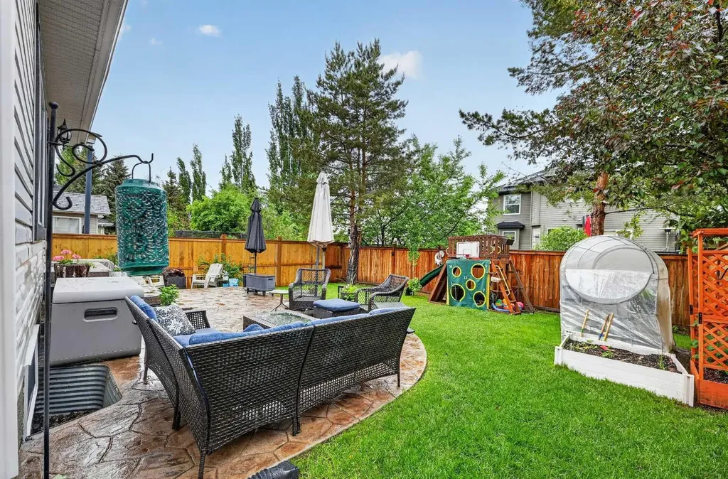 30 Douglasdale Point SE Calgary AB T2Z 3A1