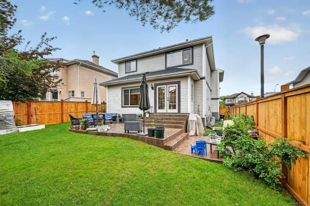 30 Douglasdale Point SE Calgary AB T2Z 3B5