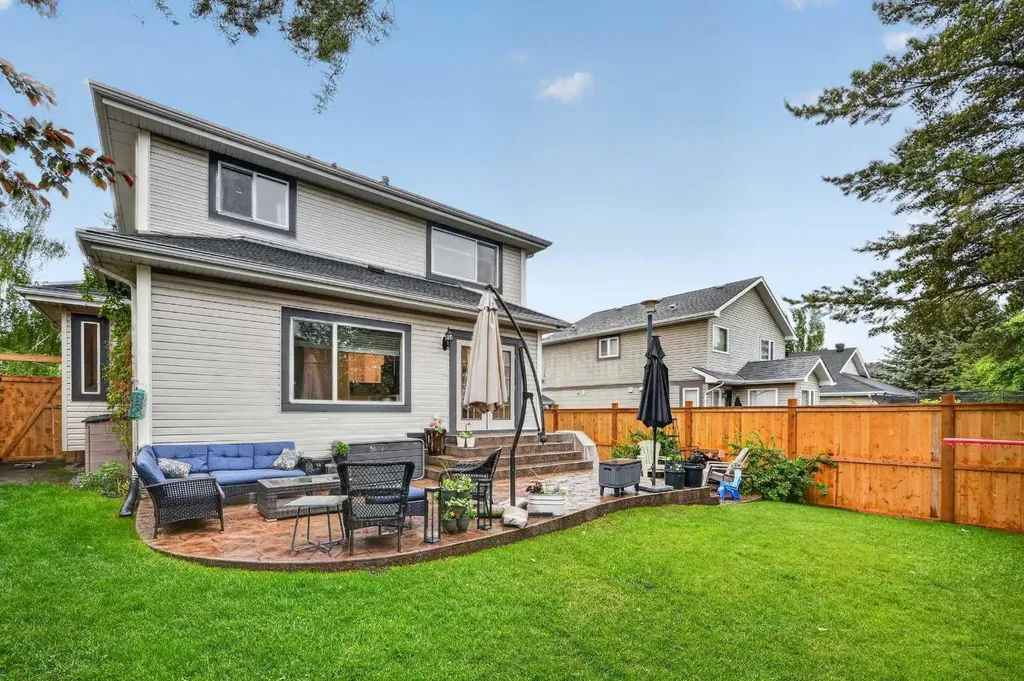 30 Douglasdale Point SE Calgary AB T2Z 3A1