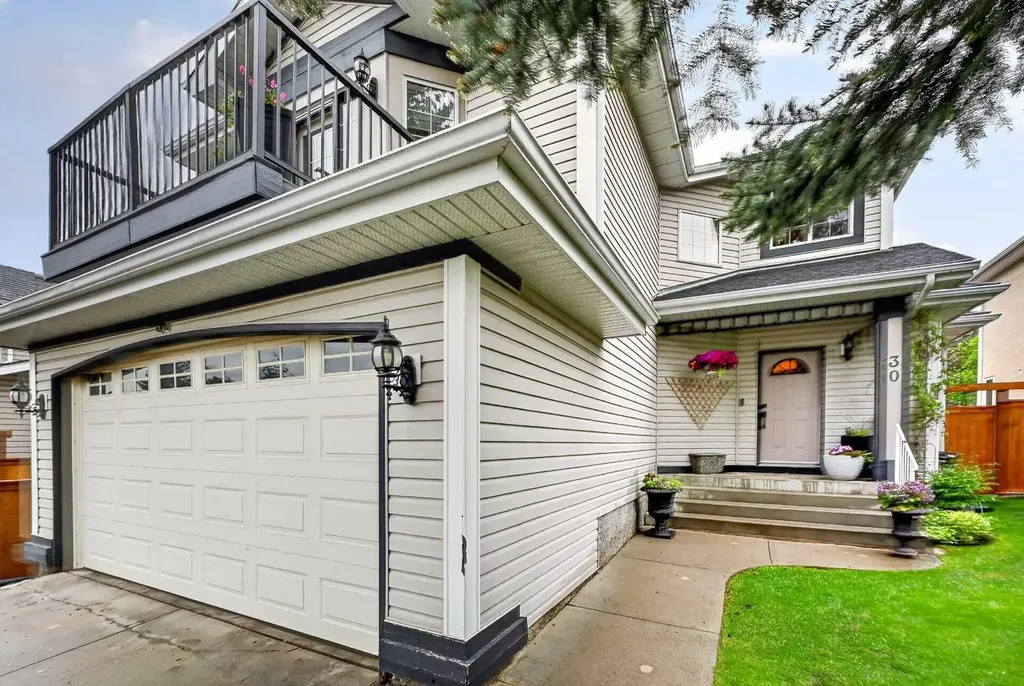 30 Douglasdale Point SE Calgary AB T2Z 3B5