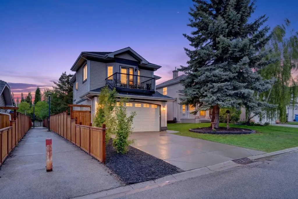 30 Douglasdale Point SE Calgary AB T2Z 3B5