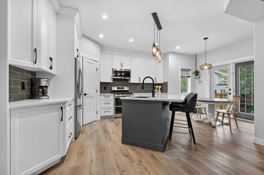 30 Douglasdale Point SE Calgary AB T2Z 3A1
