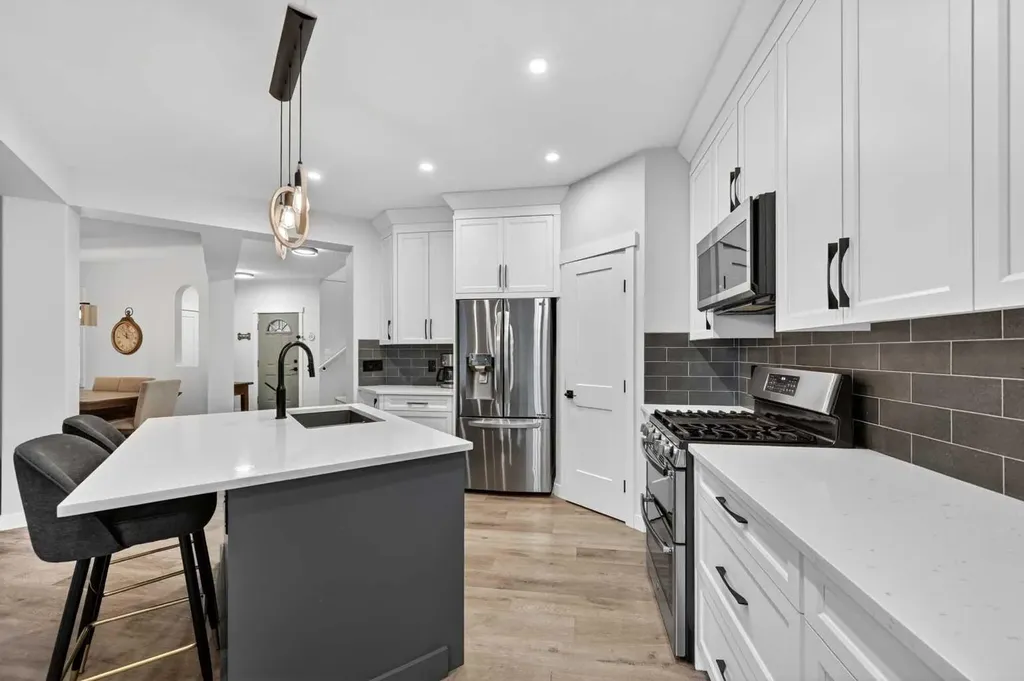 30 Douglasdale Point SE Calgary AB T2Z 3A1