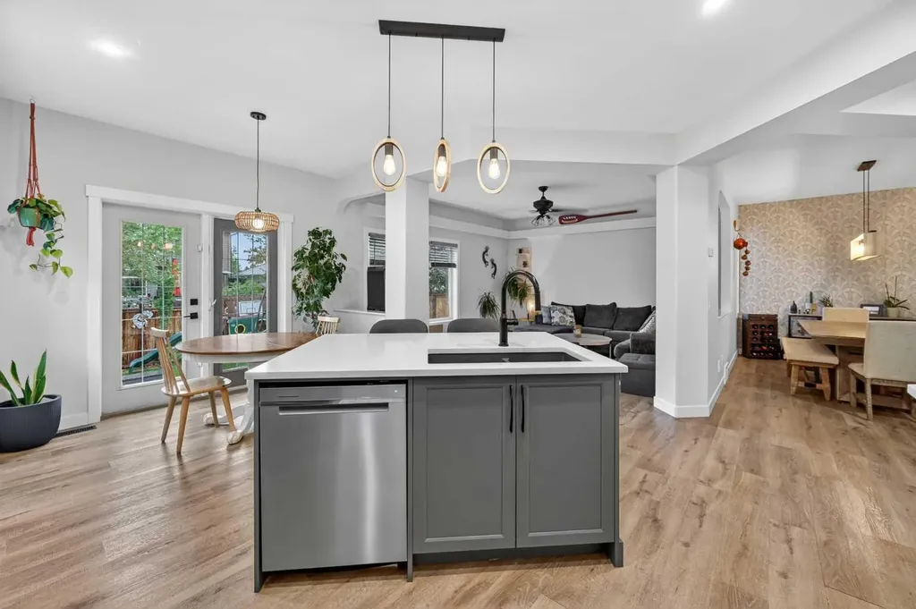 30 Douglasdale Point SE Calgary AB T2Z 3B5