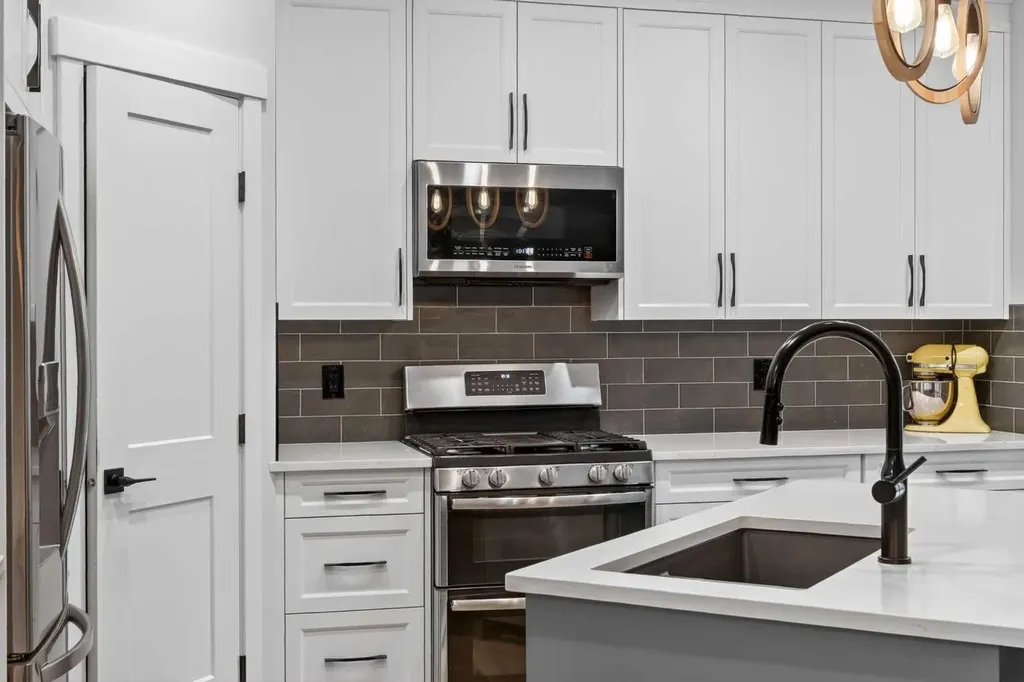 30 Douglasdale Point SE Calgary AB T2Z 3A1