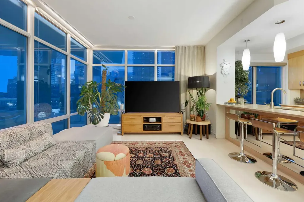 530 12 Avenue SW Calgary AB T2R 0B1