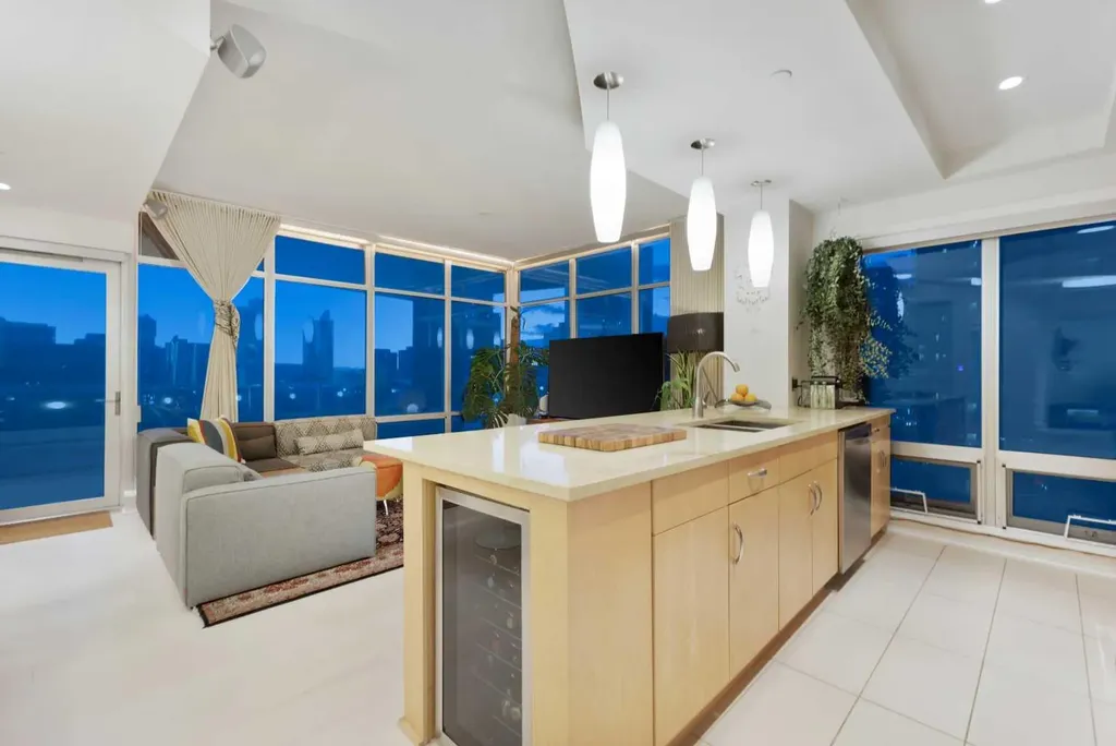 530 12 Avenue SW Calgary AB T2R 0B1