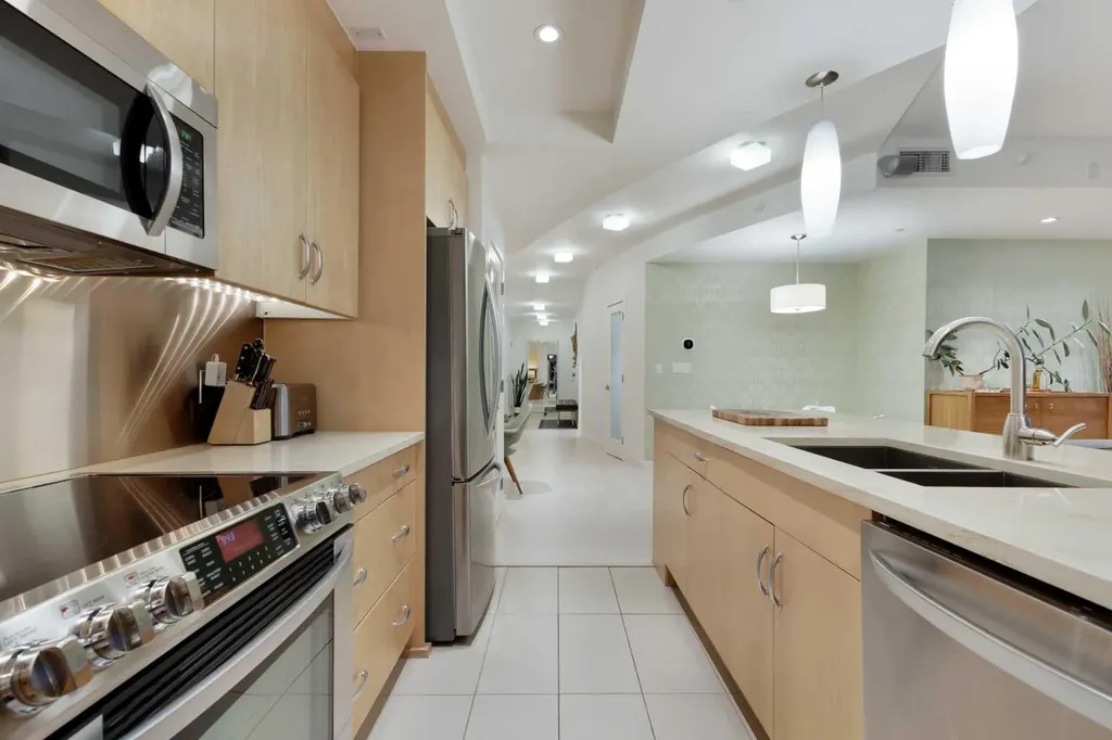 530 12 Avenue SW Calgary AB T2R 0B1