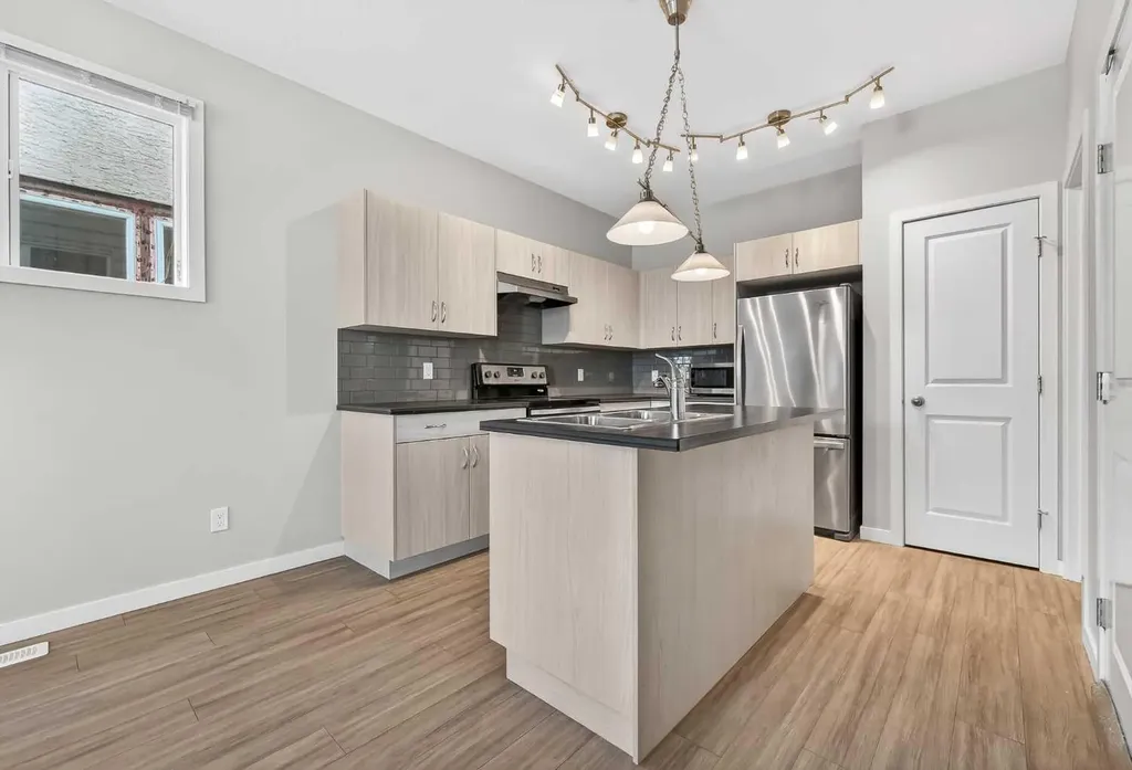 1607 2 Street NW Calgary AB T2M 2W2