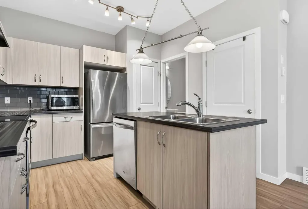 1607 2 Street NW Calgary AB T2M 2W2