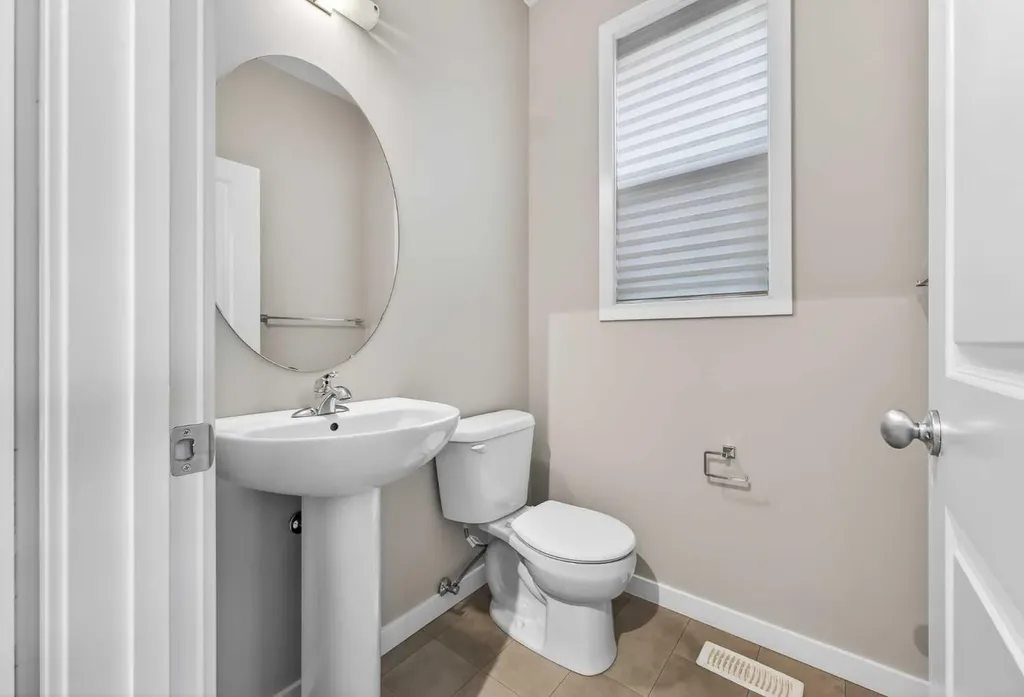 1607 2 Street NW Calgary AB T2M 2W2
