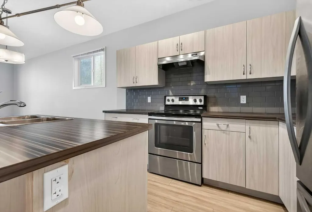 1607 2 Street NW Calgary AB T2M 2W2