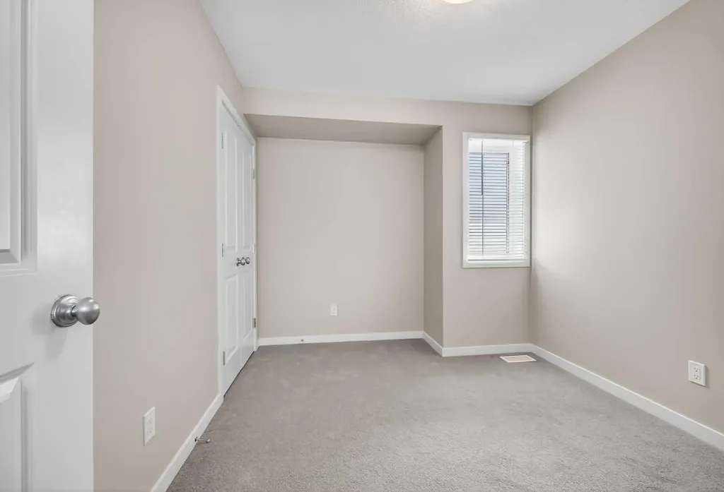 1607 2 Street NW Calgary AB T2M 2W2