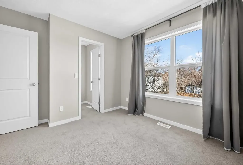 1607 2 Street NW Calgary AB T2M 2W2