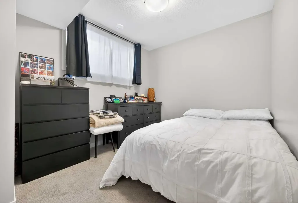 1607 2 Street NW Calgary AB T2M 2W2