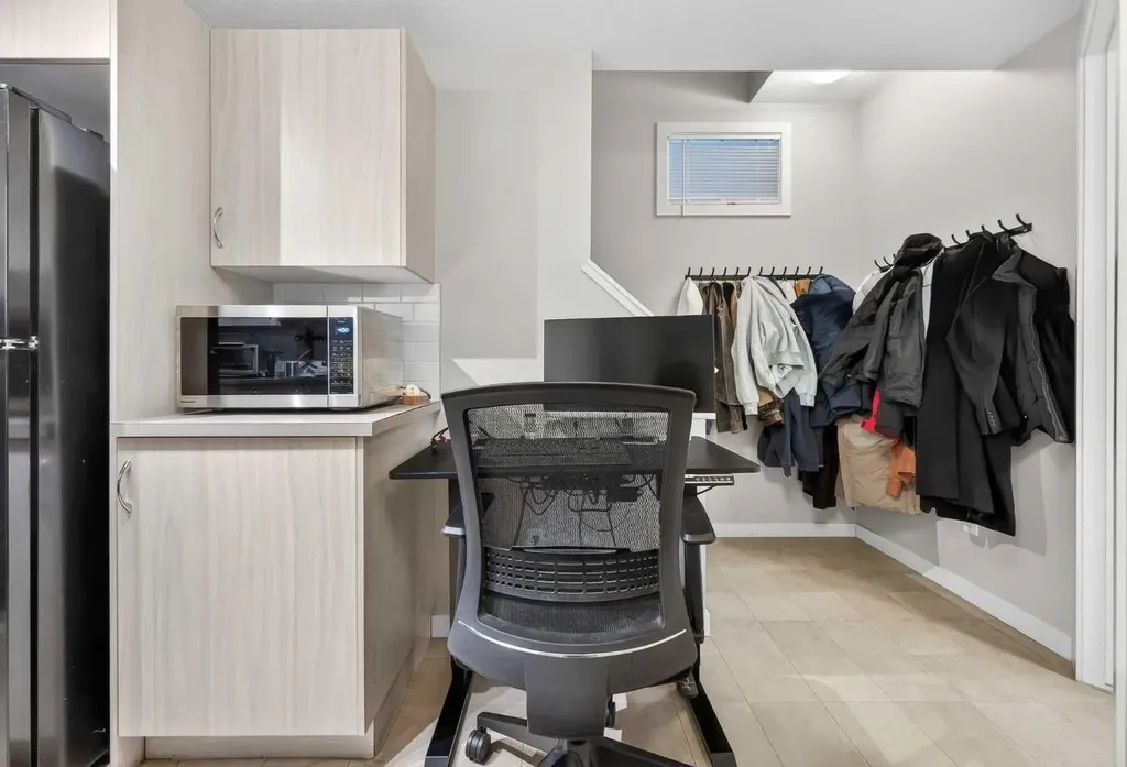 1607 2 Street NW Calgary AB T2M 2W2