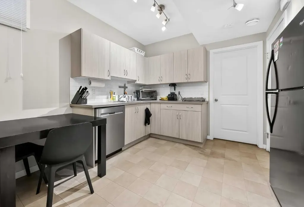 1607 2 Street NW Calgary AB T2M 2W2