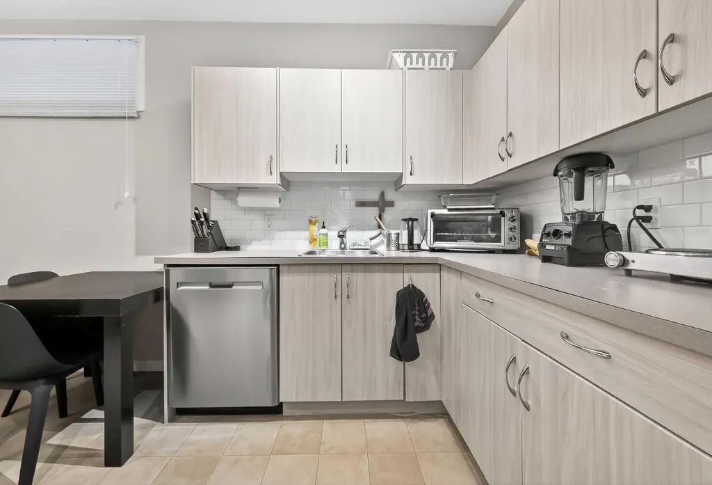 1607 2 Street NW Calgary AB T2M 2W2