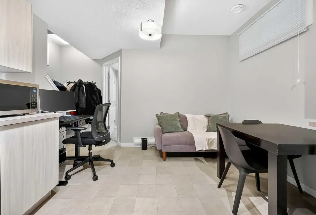 1607 2 Street NW Calgary AB T2M 2W2