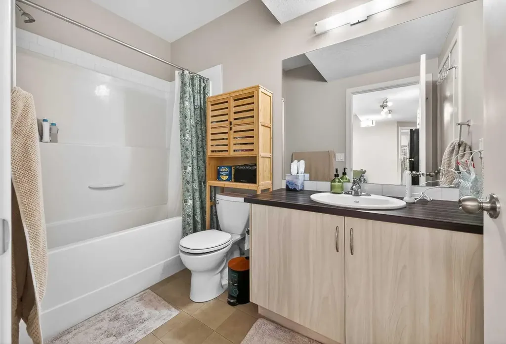 1607 2 Street NW Calgary AB T2M 2W2