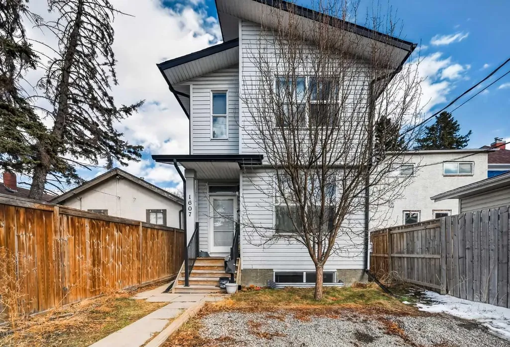 1607 2 Street NW Calgary AB T2M 2W2