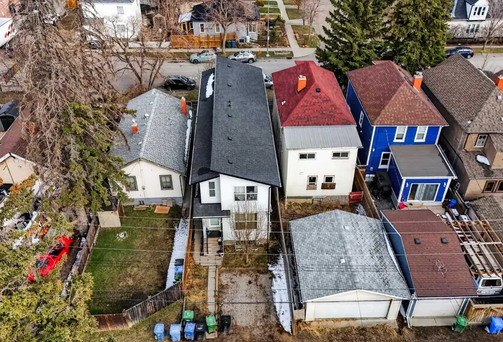 1607 2 Street NW Calgary AB T2M 2W2
