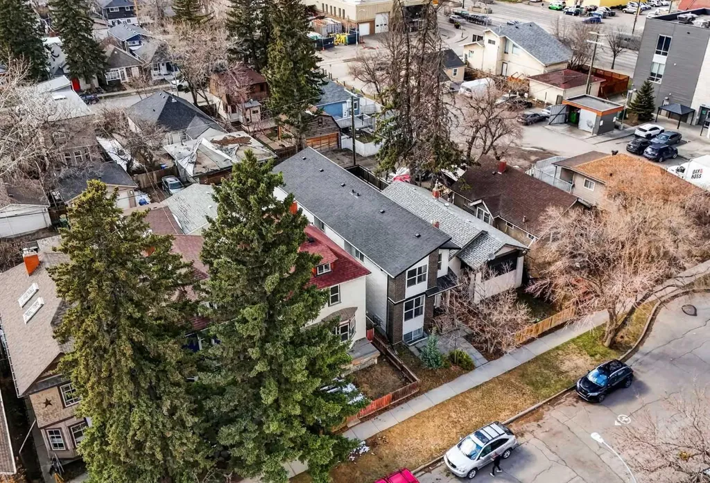 1607 2 Street NW Calgary AB T2M 2W2