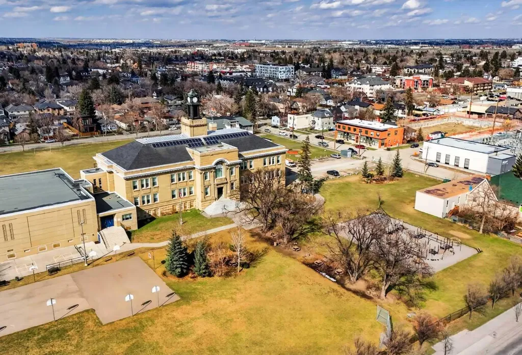 1607 2 Street NW Calgary AB T2M 2W2