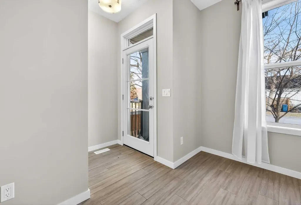 1607 2 Street NW Calgary AB T2M 2W2