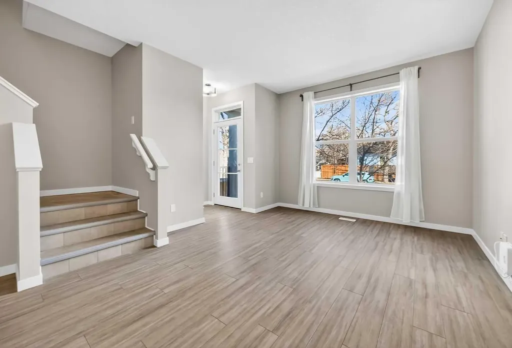 1607 2 Street NW Calgary AB T2M 2W2