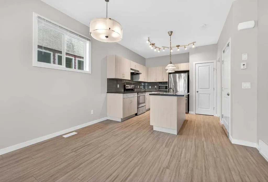 1607 2 Street NW Calgary AB T2M 2W2