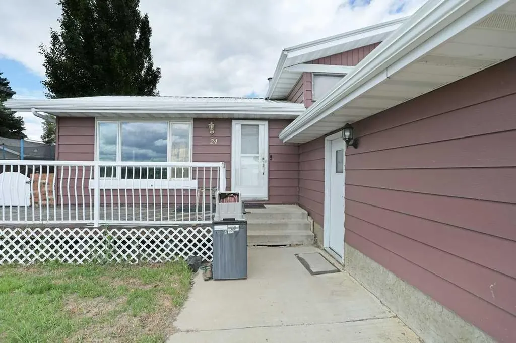 24 Lake Stafford Drive E Brooks AB T1R 0P4