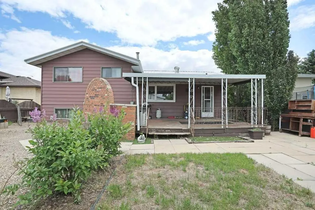 24 Lake Stafford Drive E Brooks AB T1R 0P4